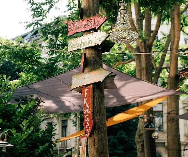 Oskars Absteige بيت شباب لبسيا